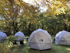 徳沢園の周囲のキャンプサイト。
大半のキャンパーはもう撤収していましたが、レンタルテントを見ることができました。NORTH FACEのテントがスタイリッシュです。