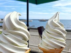 久々昆布ソフトいただき♪
しょっぱ甘まうい（値上げしましたって書いてあったけど明らかに前より巻きが増えてる気がする）テラスがお店の裏側にあるのでそこで海を見ながら食べました

９月になってもまだまだ暑く、今年はどれだけ氷菓を食べただろう
それぐらい厳しい夏でした
おかげで８月はほぼどこにも出掛け（られ）ず耐えていましたｗ

これから涼しい秋へと向かうので過ごしやすくなります