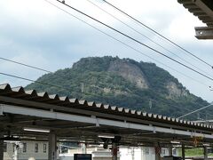 中央線大月駅から見る岩殿山
むき出しの岩壁、やたら目立つ