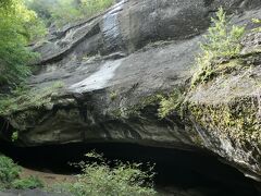 これが『鬼の岩屋』
正式には『新宮洞窟』という

巨岩が覆いかぶさるような洞窟
雨が降った後は小さな滝が出現するらしい