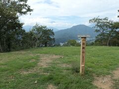 あれ？　着いちゃったよ
10:17

あの分岐から25分かからずに到達か･･･

ほんとなら3193m(北岳)に3190m(間ノ岳)･･･
えらい差だ

岩殿山　標高634m
スカイツリーと同じ、何という偶然

それでもって、ここが本当の「山頂」
市が紛らわしい標識なんぞ立てるから、山頂を間違う人が多い