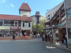 【箱根町総合観光案内所】
ほぼ満席のバスで　
小田原城の近くを通って　
箱根の山を登っていくのですが　
小田原から湯本までの道は大渋滞　
超のろのろ運転
いつの間にか私も一歳児も寝てしまいました
