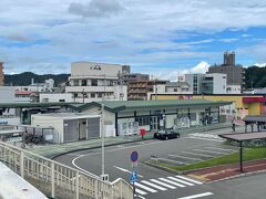 この日はゆっくりスタートで、ホテルを１０時過ぎに出てバスに乗り、鳴門駅前で下車。ホテル前のバス停からはスーツケースを持った人が何人か同じバスに乗りましたが、ここで降りたのは私たちだけでした。