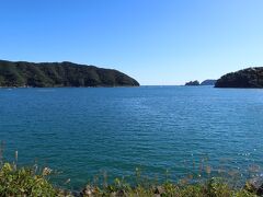 紀北町から国道260号線を北上し、最初に訪れたのが南島地区の海岸。旧南島町の海岸です。リアス式の海はどこでもきれい