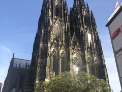 フランクフルトから1時間弱、オーデコロンの街、Kölnにやって来ました。
ケルンといえば『大聖堂』
これは圧倒されるね。写真だと伝わらないので残念。