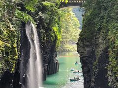 天孫降臨の際、この地に水がなかったので、 天村雲命が水種を移した“天真名井”から湧き出る水が水源の滝と伝えられています。
～～高千穂町観光協会より～～