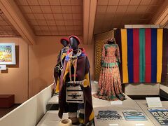 アフリカンプラザ　民族衣装の展示