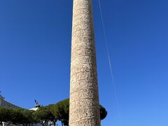 乗り放題のパスをゲットしたのですがこのままコロッセオへ向かうと時間が余りすぎる、ということで歩いて向かいます。
ローマは(イタリアの観光都市はどこでも？)街中が史跡だらけ、歩いているだけで古い建物に当たります。
これはその中でも特に素晴らしかったトラヤヌスの記念柱。皇帝トラヤヌスのルーマニア遠征戦勝記念碑とのこと。
2000年近く前のものですが、細密な透かし彫りがいまもくっきりと残っています。いきなりローマ文化に圧倒されました。
