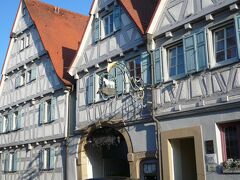  (１泊)  Hotel Historischer Gasthof Ochsen
ホテル　由緒あるホテル・オクゼン（雄牛）　
D-71732　Tamm　、Hauptstrasse 40-42
Euro 77 （週末料金）　；３星、全１7室、1号室（地上階）
Tel：49(0)7141-2999555　

タムの町役場前に立つ建物は14世紀に創業された、歴史ある木組み建築のホテル・オクゼンである。珍しく、部屋は地上階の奥まった所にあり、レセプションから一度２階にあがって、通路をぐるりと回って、階段を下がった所でした。
部屋の中は広く、贅沢なほど木が使われた部屋で、木組み建築の家であることを誇るだけのことはある。

・・・・・

写真はHotel Historischer Gasthof Ochsenホテル　由緒あるホテル・オクゼン（雄牛）正面　