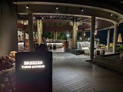 Breezes Tapas Lounge。

前日食べたThe Beach Grillとはプールをはさんで逆側。