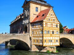Altes Rathaus（旧市庁舎）

バンベルクの観光名所として最も有名なのが、15世紀に建てられたレグニッツ川の人工の中州に建つ旧市庁舎。

手前の飛び出した「Rottmeisterhäuschen（ロットマイスターホイスヒェン）」という小屋は、17世紀に建てられました。