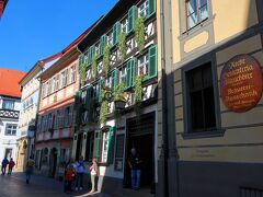 Schlenkerla（シュレンケルラ）

1678創業の醸造所直営の老舗レストラン「Schlenkerla（シュレンケルラ）」。

バンベルク名物のラオホ（燻製）ビールと伝統料理バンベルガー・ツヴィーベルが同時に味わえるレストランです。

＜HP（ドイツ語・英語 他）＞
https://www.schlenkerla.de