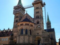 Bamberger Dom（バンベルク大聖堂）

バンベルクの心臓部とも言える大聖堂。1012年に建てられましたが焼失と再建を繰り返し、現在は1237年に神聖ローマ皇帝ハインリヒ2世の命によって建てられたものです。

その建築および彫刻群は、美術史上でも極めて重要な作品と言われています。特に「バンベルクの騎士」と、リーメンシュナイダーによる彫刻の施された神聖ローマ皇帝ハインリヒ2世夫妻の大理石の石棺は必見です。