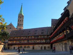 Alte Hofhaltung（旧宮廷）

1571年から1576年にかけて建設された旧宮廷。木造の回廊が美しい中庭では、映画「三銃士」（1993年）の撮影が行われたことでも知られています。

現在は、フランケン地方の歴史博物館になっています。

・ロマネスク様式とゴシック様式の大聖堂
・ルネサンス様式の旧宮廷
・バロック様式の新宮殿
が並ぶこのエリアは、芸術の4つの様式的時代を同時に眺めることができるのです。