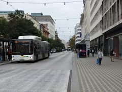 街中の目抜き通り。
路線バスが集まり、ブランド店も並んでいます。
