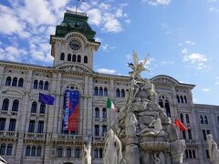 「トリエステ市庁舎（Comune di Trieste）」も「四大陸の噴水（Fontana dei Quattro Continenti）」朝とは違った印象になりました。