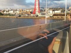 PayPayドーム過ぎたら一気に高速、です。おもしろーい！
レトロな感じがよい博多ポートタワー