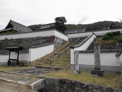 石垣の上に建てられています。

これ、お寺というよりお城でしょ！