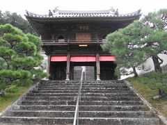 さらに進むと、石段の上に立派な門が見えてきました。

泰立寺薬師院です。