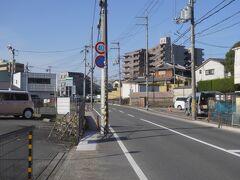 神戸市の宿から朝イチで醍醐駅まで到着。醍醐寺がメインなんですが、まだ開いていない時間なので、その前にここから周辺の散策に向かいます。
小栗栖街道は、伏見区桃山町山ノ下から山科区勧修寺までの3㎞の道。歴史的なものとして、明智光秀が坂本城に落ち延びる際に討たれたという明智薮や明智光秀の胴塚があるんですね。これは新道の方で右手に入って行くと旧道があります。