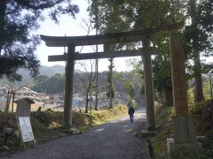 すぐに参道が現れて、これは長尾天満宮。