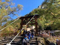 河童橋に到着。
お昼時のせいか、大変な賑わいです。昼食休憩をとるつもりでしたが、諦めました。途中でオヤツを食べたので、何とかなりそうです。