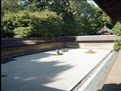 鏡容池を抜け、石庭へ・・・。
１０年以上前から､此の石庭を見たいと渇望していた。
ようやく、今日希望が叶った。
此の庭園は、室町幕府の姿を現している。
