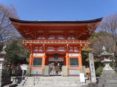 三井寺から、今度はこれも円珍ゆかりの神社、長等神社に回ります。
この神社は、天智天皇が近江大津宮に遷都した際、建速須佐之男大神を祀ったのが始まり。その後、貞観2年（860年）、三井寺を再興した円珍が山王権現を合わせて祀り、三井寺の鎮守社としました。赤い楼門が勢いを感じさせますが、