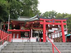 朱色の鳥居と本殿が鮮やかな熊本城稲荷神社。