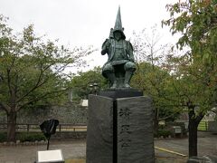 熊本城を築城した加藤清正公の像がありました。甲冑に烏帽子姿。
よく来た！…と迎えてくださっているように感じました。