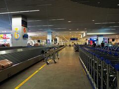 暫く監視していたら2個とも一緒に移動しているのが確認できたので、レーンに移動してスーツケースを回収。
今回は直行便だから気を揉む必要ないけど、以前の渡航のように1日で乗り継ぎが3回＆預け荷物スルーで現地受取にしていると、一緒に移動出来ているか不安になるからAirTagは頼りになる。