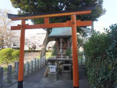 二条公園の端っこにある小さな神社は鵺大明神。鵺は、「ぬえ」。高倉天皇が源頼政に退治させると頭は猿、胴は狸、尾は蛇、手足は虎という奇妙な生き物。