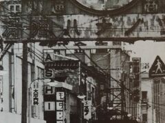 若松市営電気軌道(1936-75)
国鉄若松操車場と北湊沿いの安瀬を結び、石炭を北湊の船にも積載できるようになります。港に面した工場群に引き込み線が繋がり、工場にも有用な存在でしたが、1958年をピークにトラックにシェアを奪われ廃止。電車が通ると自動車が沿道の商店へ幅寄せするので、住民からは邪魔な存在でした。
近似スポットを登録します。
