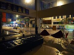 “FRENCH HOTEL“入口扉は常時施錠されているため、出入りの際はルームキーでタッチする必要があり、チェックイン前やルームキーを持たずに出たときは1階の道路に面している部分がガラス張りになっているので、フロントに居るスタッフ（夜は守衛）にアピールをして開錠してもらう。
詳しい口コミは下記をご覧くださいませ。
https://4travel.jp/os_hotel_tips/15079329
