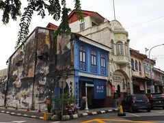 少し歩くと通りに面した鮮やかなブルーのレトロな建物“Ho Yan Hor Museum”が見えてきた。