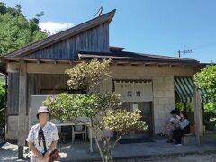 翌日ビッグツーでお土産を購入した後、ランチは行列のできる店、島とうふ屋「高野」
11時に到着したのに並んでる(@_@)
ギリギリ最後のテーブル席確保(^^)v

1000円ほどで美味しい豆腐料理が満喫できて最高(^O^)
それにしても湯豆腐食べ放題はヤバい
美味し過ぎておかわりしたかったけど自重(>_<)