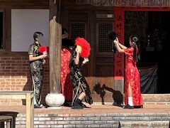 台湾農家では遠足の児童がコスプレ体験中