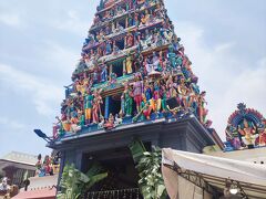 やってきたのは、スリ・マリアマン寺院(Sri Mariamman Temple)です。シンガポール最古のヒンズー教寺院です。