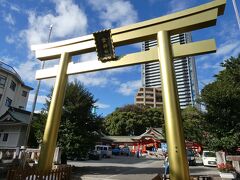 本通りを左に曲がり、参道を歩いて金（こがね）神社へ。
駅前の信長様に負けず劣らず燦々と輝く黄金の鳥居（こがね大鳥居）に再び目を見張る。