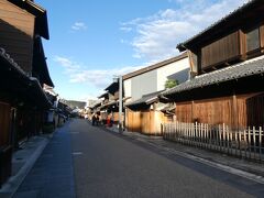 伝統的な建物が残されたレトロな風情の町並みを見学。ようやく陽射しが戻ってきて壁を照らす斜光が眩しかった。