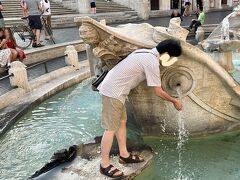 実はバルカッチャの噴水でも水を飲むことが出来るのです。
ここまで進むのは先客がいないとちょっと勇気が必要かもしれませんし、足元注意なのですが。

https://www.fontanelle.org/Mappa-Fontanelle-Roma-Lazio.aspx
こちらで水飲み場について調べることが出来ます。
どの状態か色分けされていて、写真も載っていたりします。
ですが100％正しいとはまったくもって言えません。
たとえばこの旅行記の1番最初の写真のクワットロ･フォンターネは利用可能となっていますが、まず手が届かないので無理です。
地図の場所に見つからないこともあります。
ですが、この地図を参考に水飲み場を探すのもちょっとした宝探しみたいで楽しいですよ。