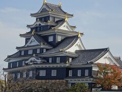 後楽園は再入場OKだったので、昼間の岡山城へ行きましょう！
岡山城の1階が不等辺五角形をしているのは、土台になった岡山の岡の地盤に合わせたと言われているそうです