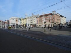 再び、イェラチッチ広場です。
右端の角地にある立派な建物には、ドイツ資本のドラグストアが入っています。興ざめ！
