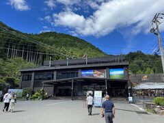 道の駅から15分ほど車を走らせ、オープンしたばかりの「びわ湖テラス」に到着。ロープウェイもまだ新しさを感じます。