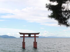 琵琶湖ビューを満喫した後は、白鬚神社へ。広島の厳島神社然り、佐賀の大魚神社然り、水面に浮かぶ鳥居にはなぜか惹かれるものがあります。