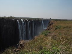 ジンバブエ側に反してザンビア側は白糸の滝状態でしたので、国境を越えてまでは行きませんでした。