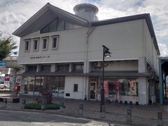伊万里駅到着11時。ここが松浦鉄道の伊万里駅舎です。

この左側に、道を挟んでJR筑肥線の伊万里駅舎もあります。かつての国鉄時代には続きの線路だったのに・・・
