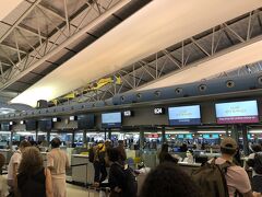 約3時間かけて関西国際空港に到着！
長いね～
WEBチェックインはしてあったのですが、なんと普通のエコノミーの受付よりも長蛇の列！
早めに来てよかった。