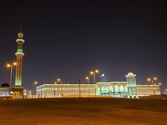 スーク　ワキーフから歩いて10分ほどのところに光輝く建物がありました。

カタール１大きなモスク。
State Grand　Mosque