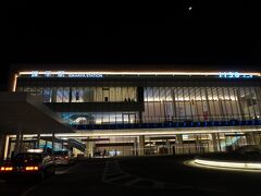 諫早駅に到着。
Iisaは、西九州新幹線開業にあわせて整備された駅ビル。諫早駅も新幹線が停まる駅になりましたからね。
夜のビルはブルーを基調にした明りがとってもおしゃれ。商業施設としての賑わいはイマイチかもしれませんが、このビルの存在自体が街の華やぎになっているような気がします。